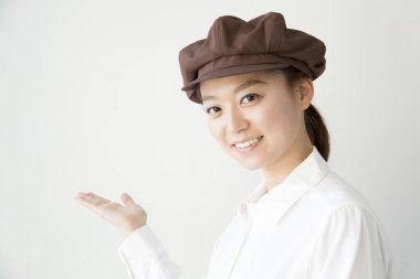 Kahverengi bereli güzel Japon garsonun portresi.