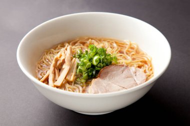 Japon eriştesi, tavuk ve sebzeli.