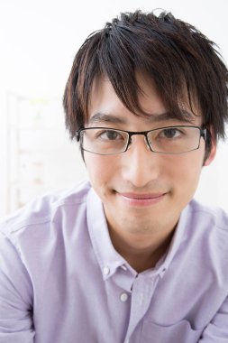 Beyaz arka planda gözlüklü Asyalı adam. 