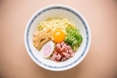 Japon erişteleri beyaz kasede servis edilir.