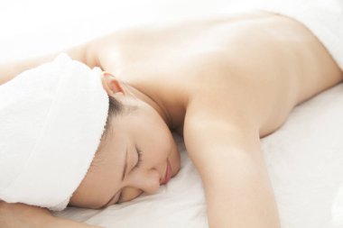 güzel Asyalı kadın masaj masanın üzerinde yatan