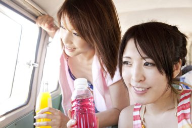 Minibüste içki içen genç kadınlar