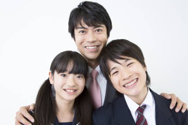 Stüdyoda Asyalı öğretmen ve okul çocuğu var. 