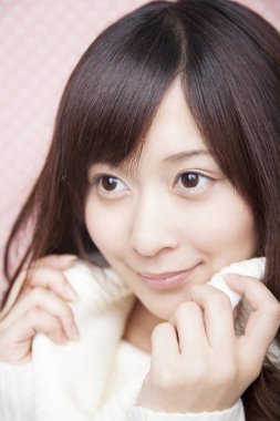 Güzel saçlı Asyalı bir kadının portresi.