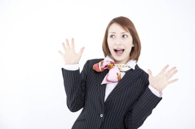 Ağzı açık genç bir kadın beyaz arka planda izole edilmiş. 