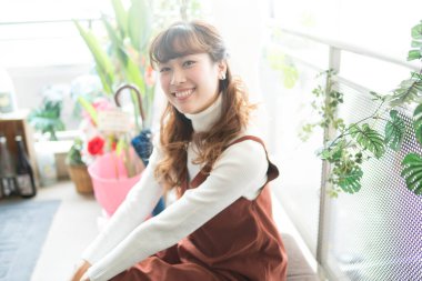 Evde oturan genç Japon kadının portresi.