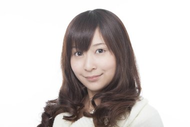 Asyalı genç güzel kadın beyaz arka plan üzerinde 