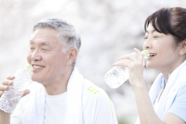 Asyalı bir çift kaçak su içiyor.