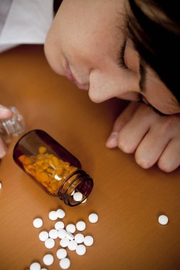 Haplı adam yerde yatıyor.