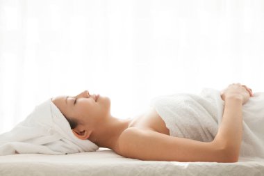 Kaplıca salonundaki genç kadın.