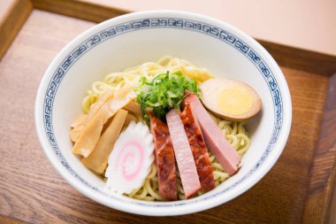 Japon erişteleri beyaz kasede servis edilir.