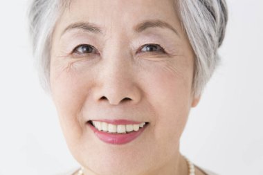 Asyalı son sınıf öğrencisi gülümseyen, stüdyo fotoğrafı 