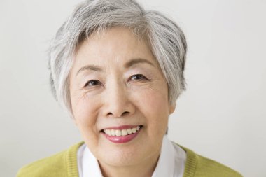 Gözlüklü Asyalı olgun bir kadının portresi.