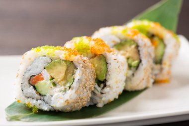 Geleneksel lezzetli suşi seti. Suşi menüsü. Japon mutfağı, restoran. Deniz ürünleri, Asya yemekleri.