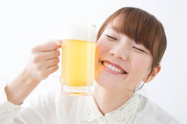 Biralı mutlu Asyalı kadın.