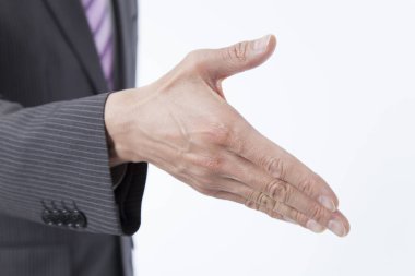 Beyaz bir arkaplanda el sıkışma teklif eden iş adamı