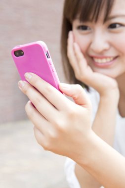 Cep telefonu kullanan kadın