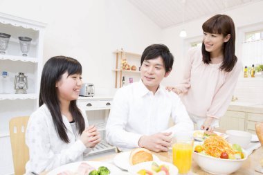 Aile kahvaltıyı evde yiyor.