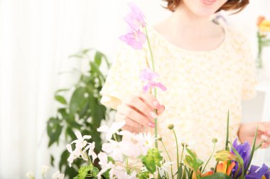 Çiçek buketi yapan güzel genç kadın. 