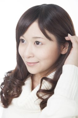 Asyalı kadın beyaz arka plana bakıyor 