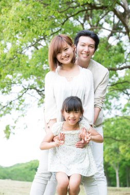 Aile parkta eğleniyor. 