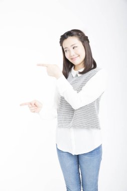 Asyalı kadın bir şey sunmak