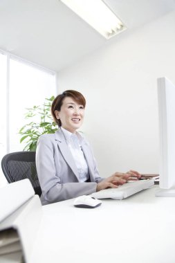 ofiste çalışan genç Asya iş kadını