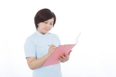 Genç Asyalı hemşirenin stüdyo resmi. 