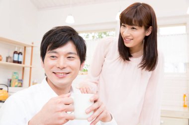 Mutlu Asyalı çift sabah 