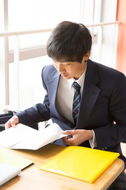 Genç Japon çocuk okulda okuyor.