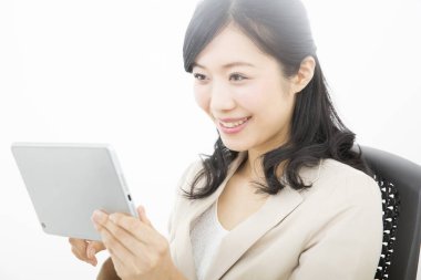 İş kadını ofiste dijital tablet kullanma 