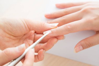 Güzellik salonunda manikür yapan bir kadının yakın çekimi. tırnak tedavisi kavramı. 