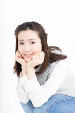 Çenesinde elleri olan Asyalı kadın beyaz arka planda izole edilmiş. 