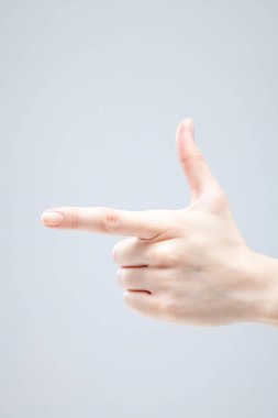 Beyaz arka planda el hareketi yapan kadınların yakın çekimi. 