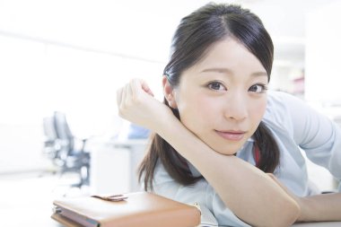 Ofisteki genç bayan. 