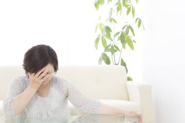 Asyalı kadın bir baş ağrısı olması