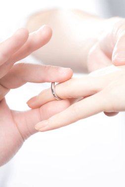 Yüzüklü kadın, evlenme teklifi alıyor. 