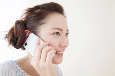 mutlu kadın cep telefonunuzun ve