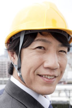 Miğfer takan Asyalı işadamı mühendisi