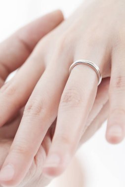 Gelin ve damat el ele tutuşuyorlar. 