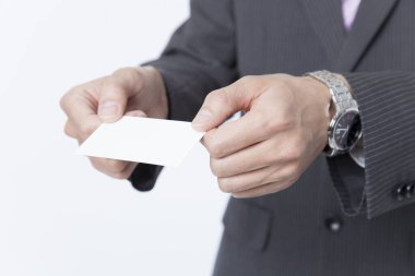 Boş kartviziti olan bir el. beyaz arkaplanda izole