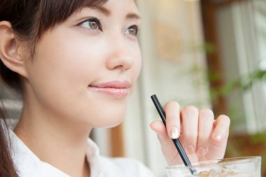 Sabahları kahve içen kadın.