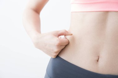 Kadın göbeğini gösteriyor.