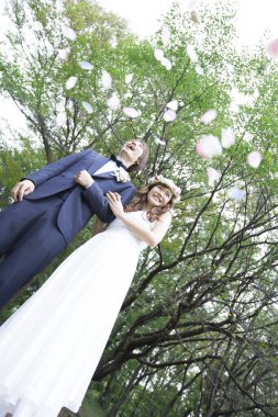 Genç mutlu çift parkta yürüyor.