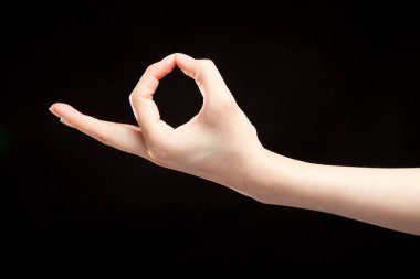 Siyah arka planda hareket gösteren kadın elini kapat