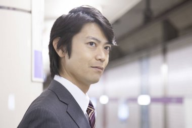 Tren istasyonunda Asyalı bir işadamı