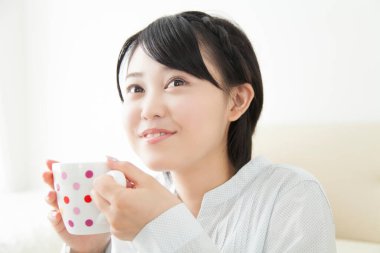 Asyalı kadın kahve içme