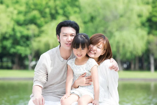 Ευτυχισμένη Ασιατική Οικογένεια Υπαίθριο Πορτρέτο Μητέρα Πατέρας Και Κόρη — Φωτογραφία Αρχείου