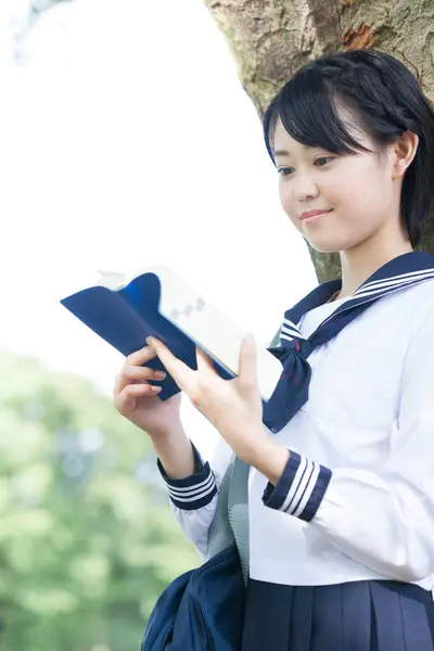 Портрет Азіатської Дівчини Шкільній Формі Тримає Книгу Відкритому Повітрі — стокове фото