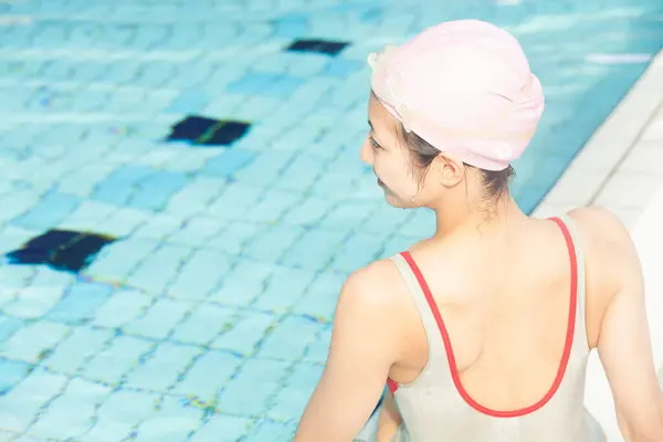水泳スーツとキャップの日本人女性 — ストック写真